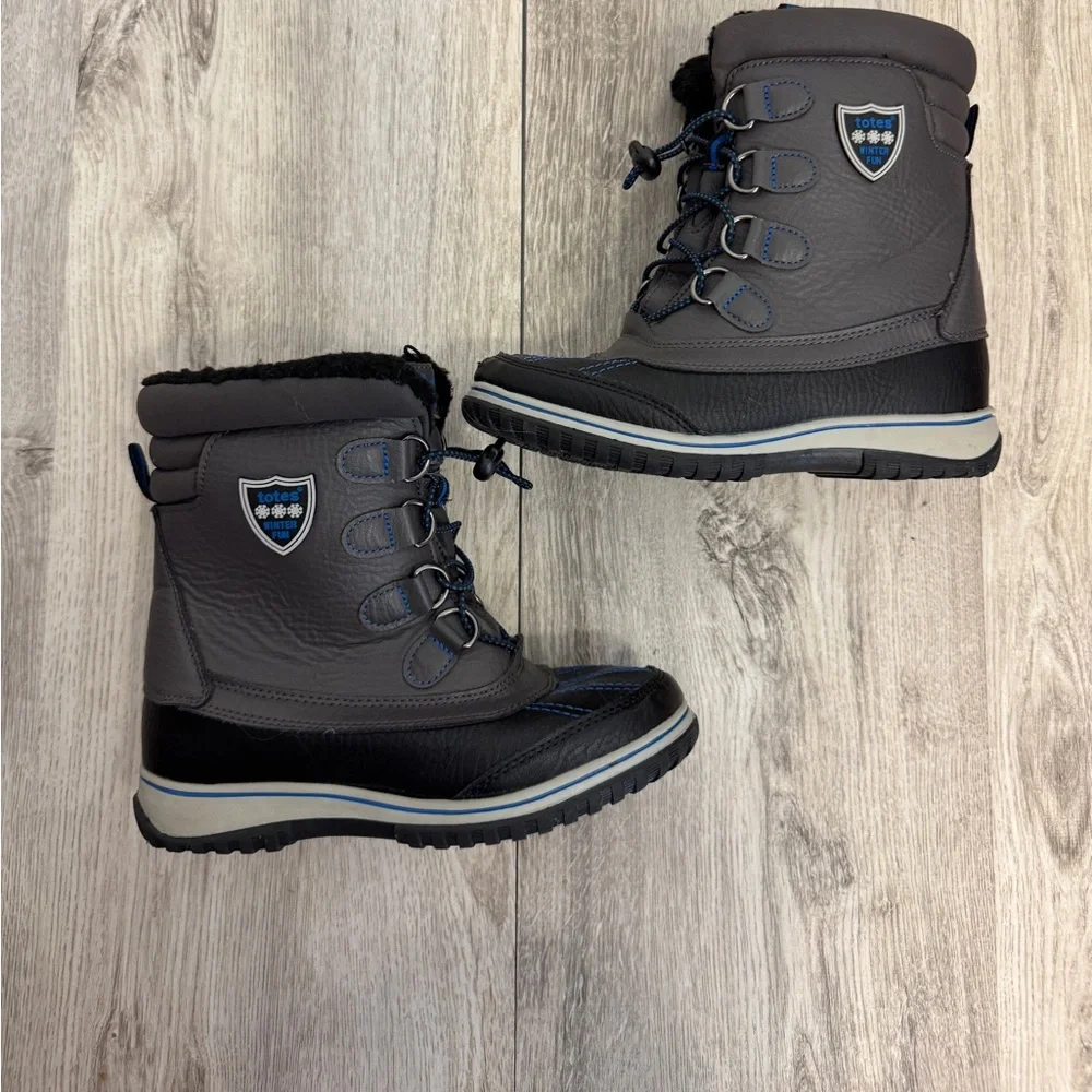 Totes Kids Black and Blue Snow Boots